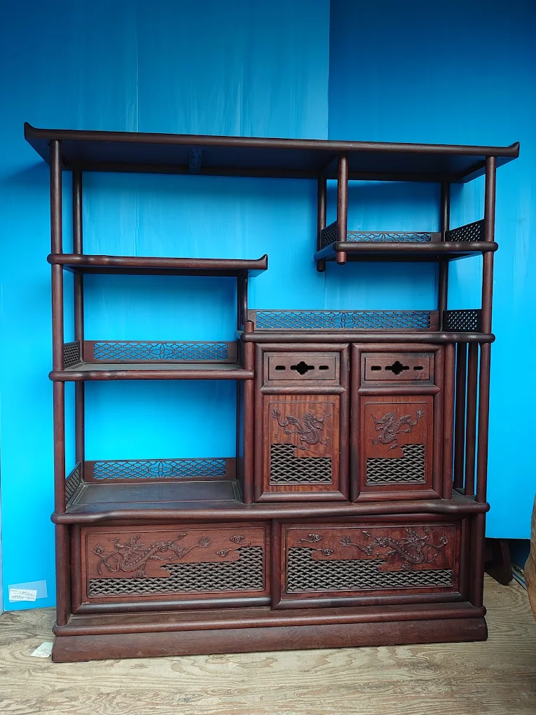 中国家具の飾り棚を出張買取いたしました。