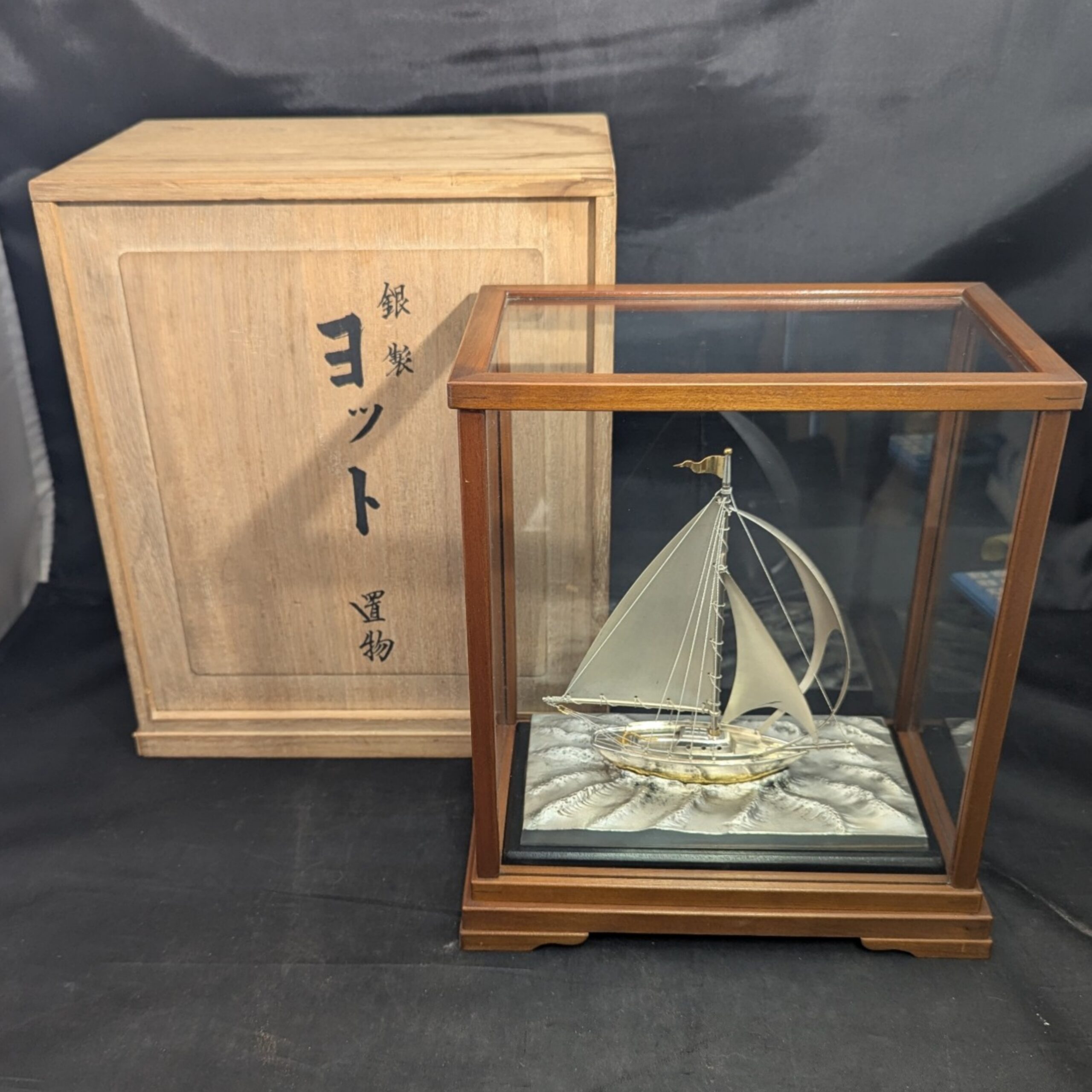 横浜市のお客様より老人ホームへ生活の拠点を移すとの事で置物、人形、熊木彫り、陶磁器、花瓶などのディスプレイ品の買取に伺って参りました。