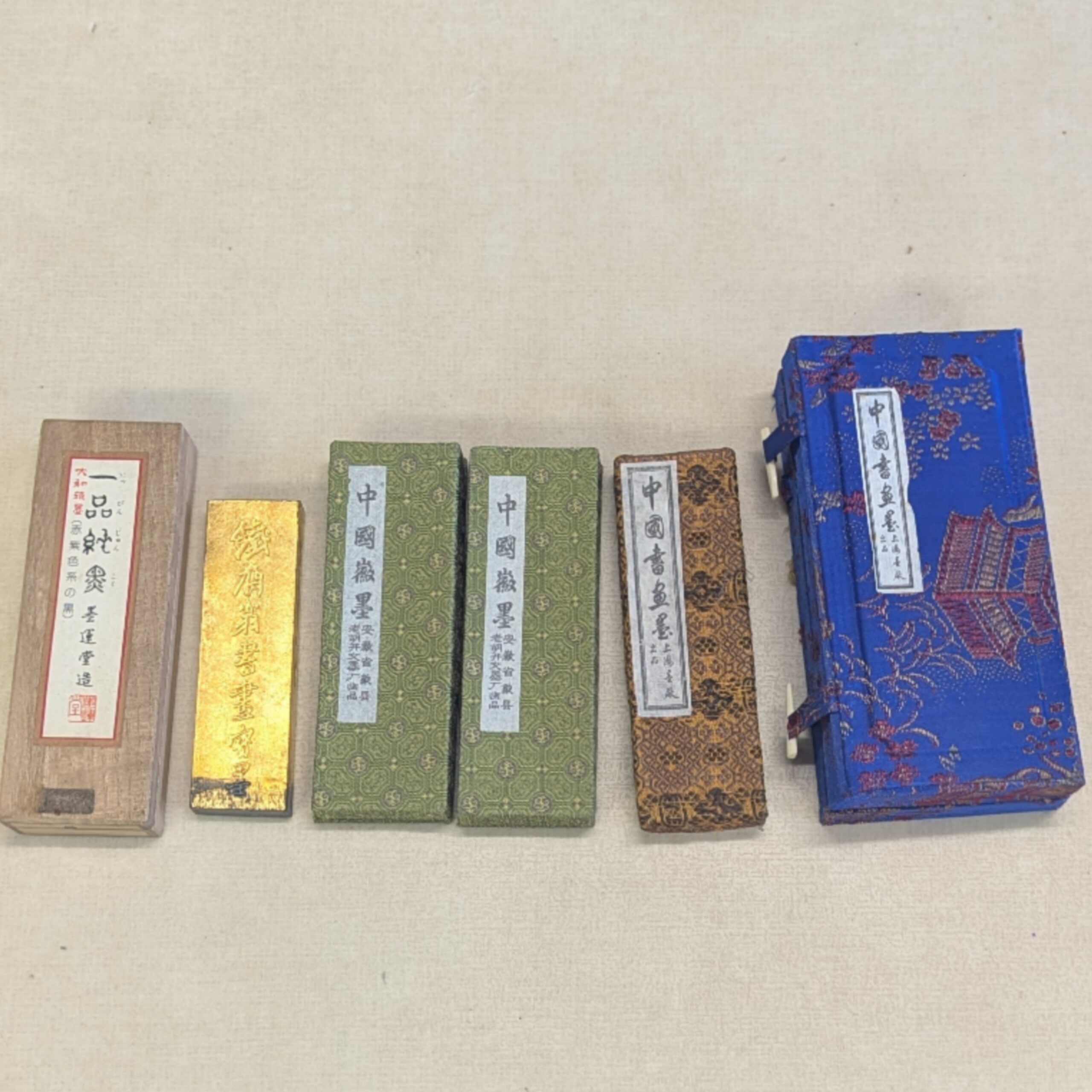 杉並区で実家解体で古家具の桐タンスや書道具、レコード、CDなどの収集品買取に伺って参りました。