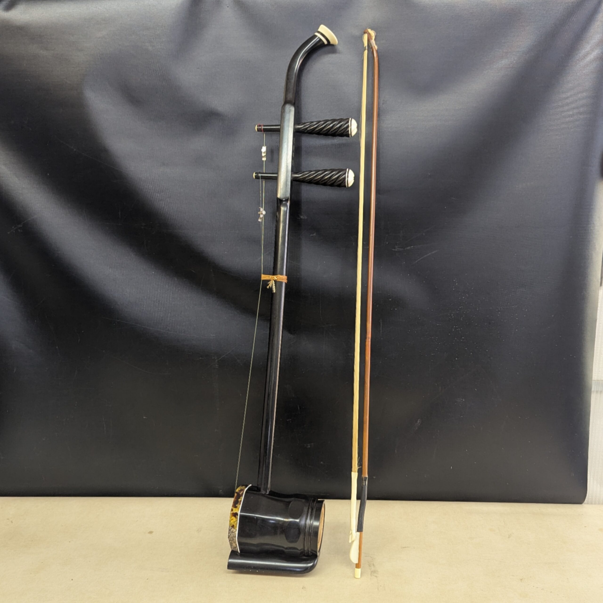 杉並区で遺品整理買取にて二胡、三味線、桐タンス、骨董品買取に伺って参りました。