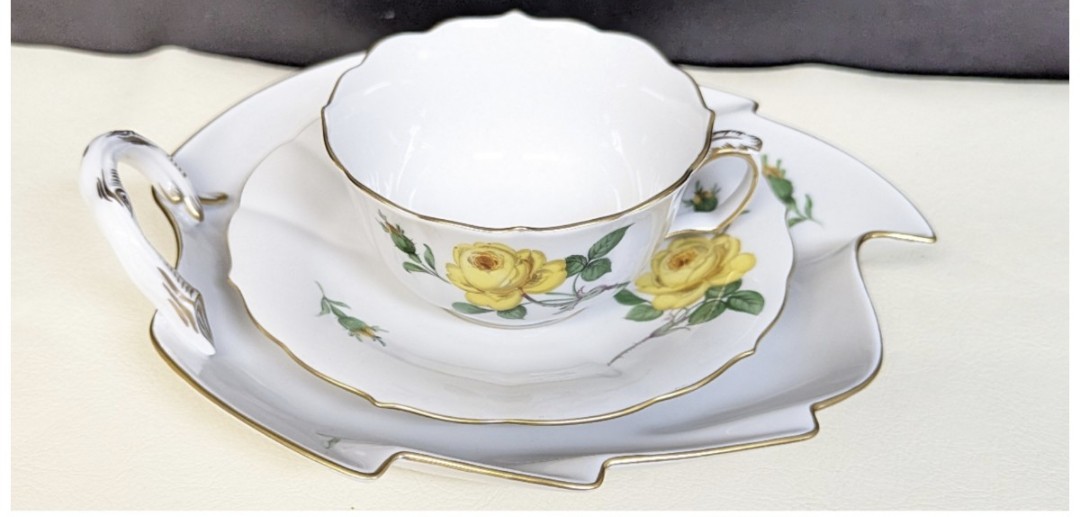 世田谷区で引越の為に不用品となるダイニングセット、洋食器、人形、置物、絵画などの買取に伺って参りました。