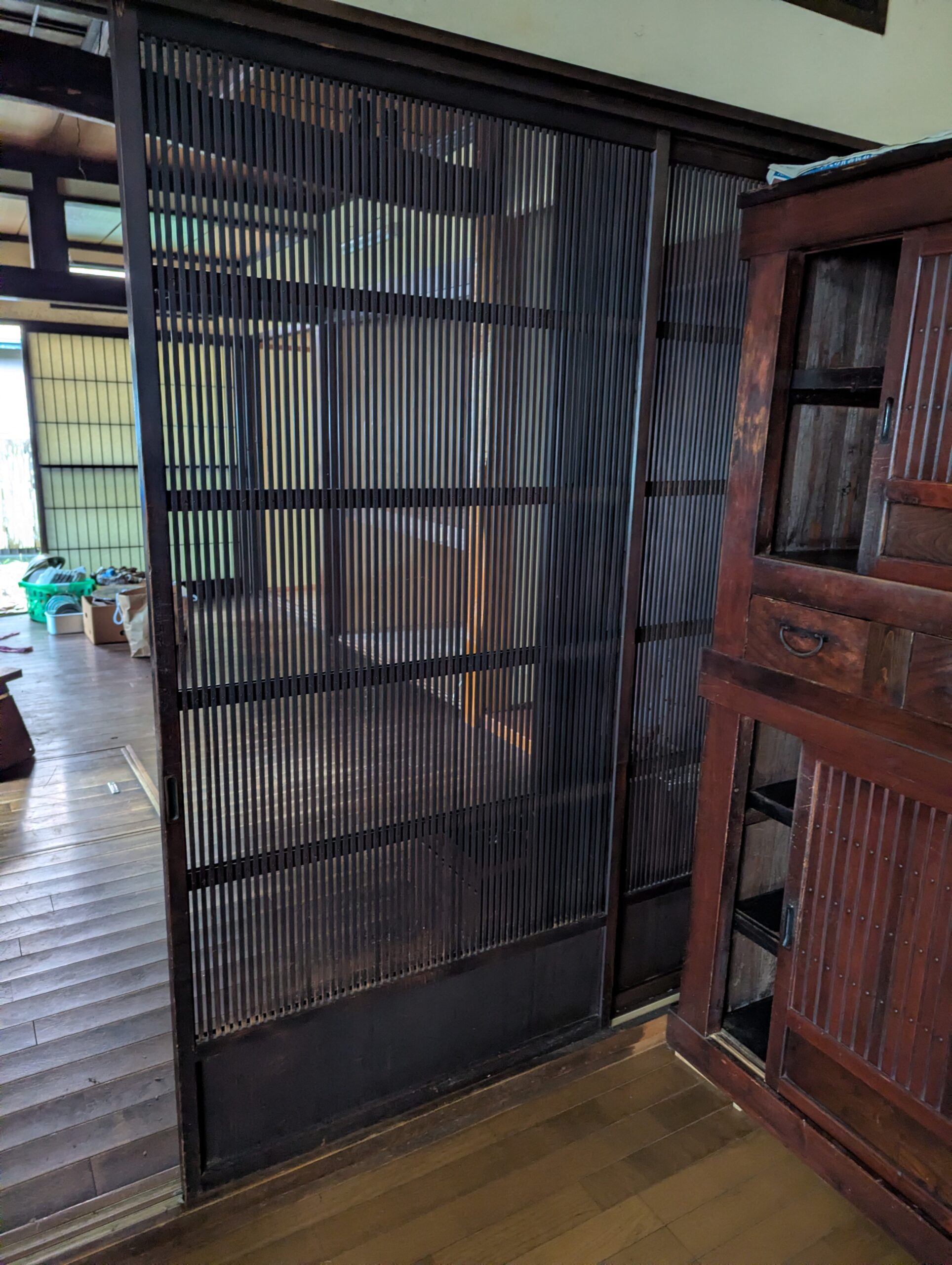 世田谷区にて収集品の水屋箪笥、建具、格子戸、レトロ照明など古家具の買取に伺って参りました。