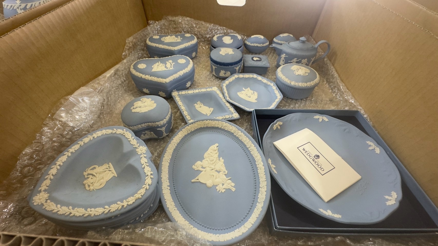 品川区のお客様より、老人ホームへ生活の拠点を移すので洋食器、骨董品、絵画、古家具など収集品、コレクション品の買取をお願いしたいとのご相談です。