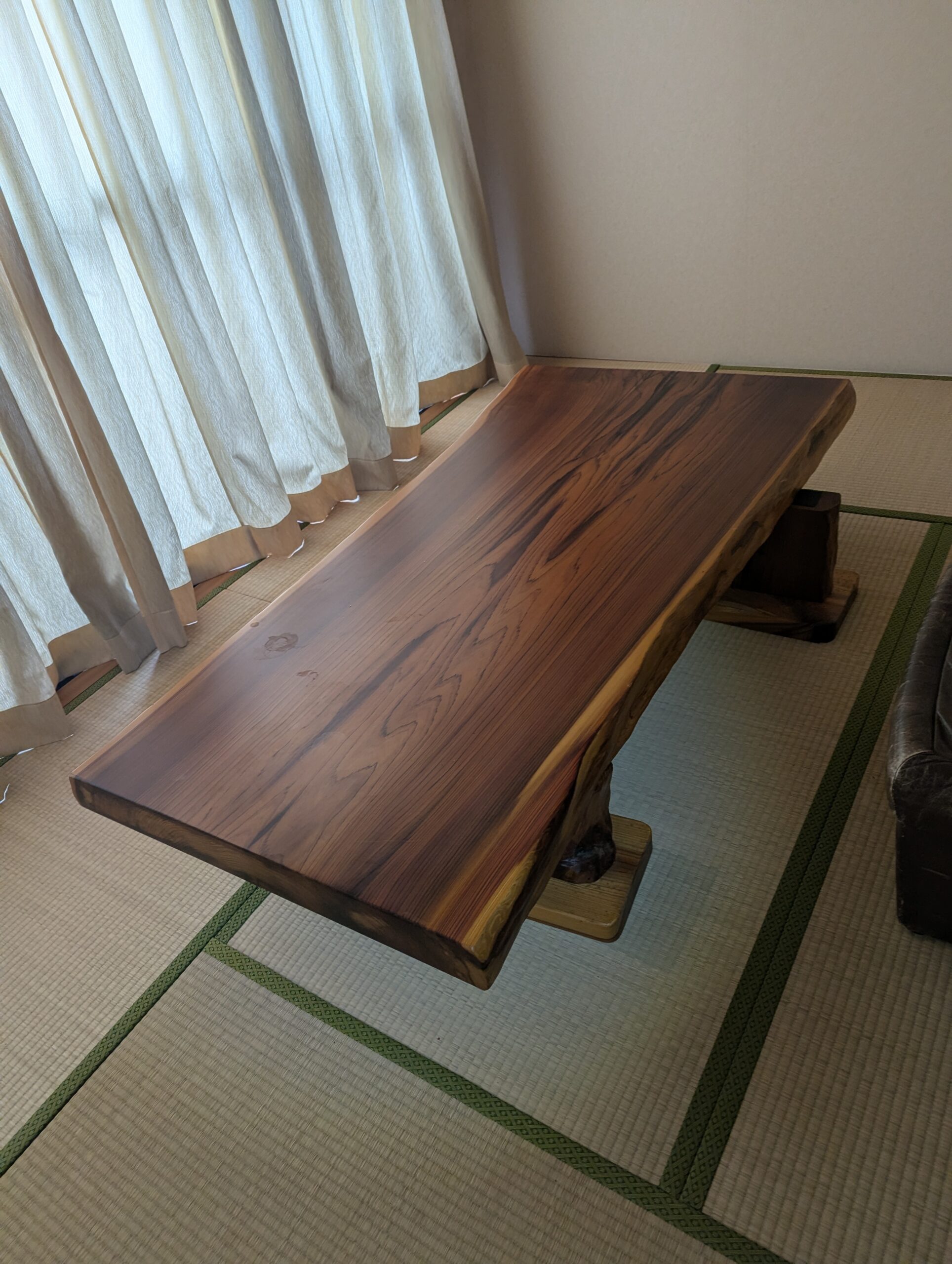清瀬市のお客様より和室リフォームにより不用品となる昭和の古家具、座卓、掛軸、三味線、将棋セット、茶道具、木彫り熊、鉄瓶などの無料出張買取査定のご相談です。