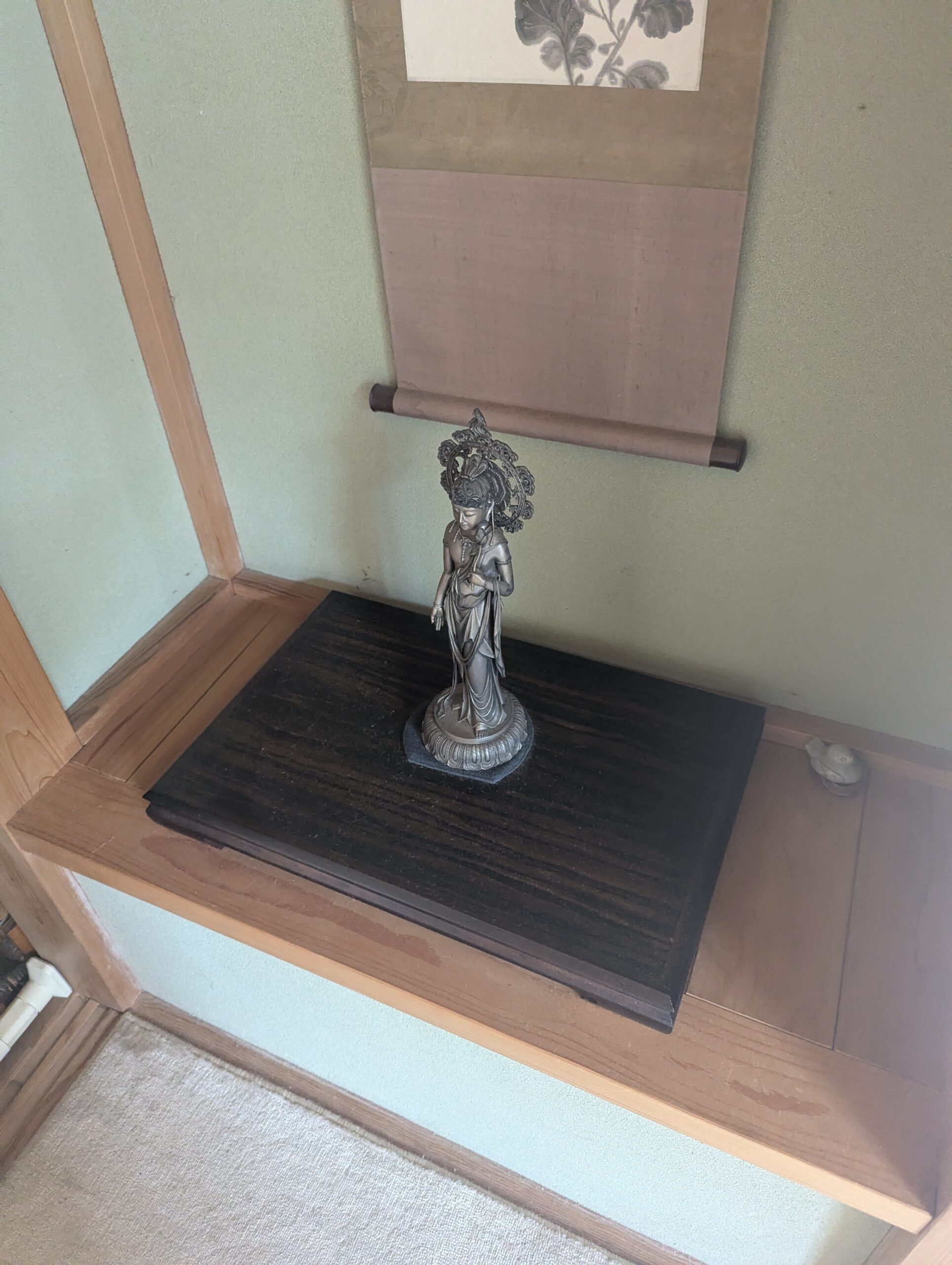 渋谷区にて置物・木彫り熊・絵画・仏像・鉄瓶・火鉢・花梨座卓などのコレクション品の買取にお伺い致しました。